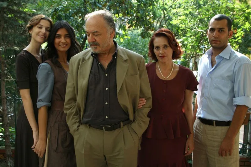 [Rebellious] serie fue la serie que promovió Tuba Büyüküstün