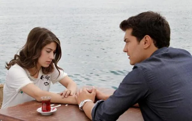 Hazal Kaya y Çağatay Ulusoy fans Wave está creciendo