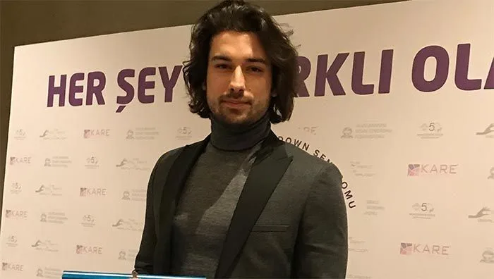 ALP Navruz recibida premios de los niños con síndrome de Down