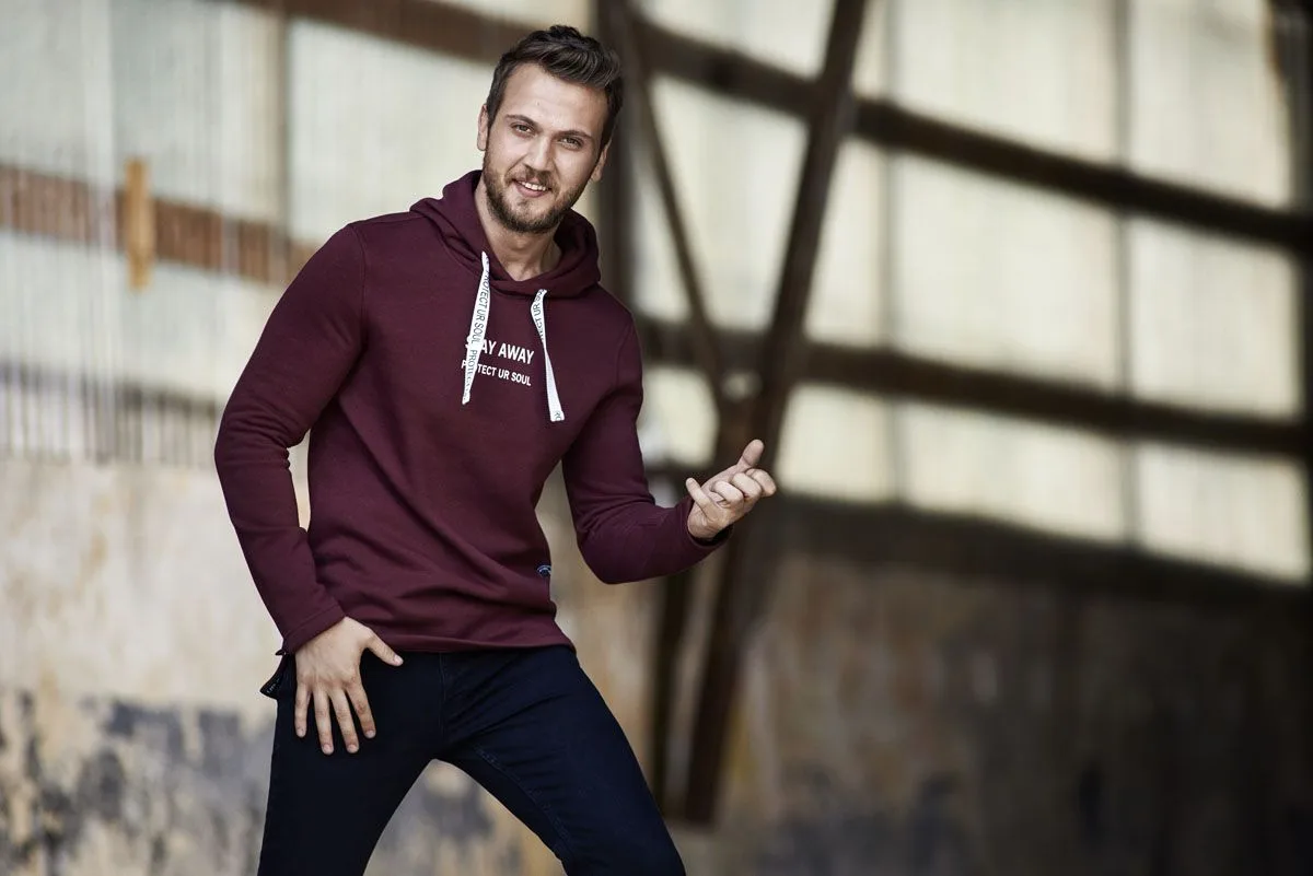 [Aras Bulut İynemli] elegante y simpática