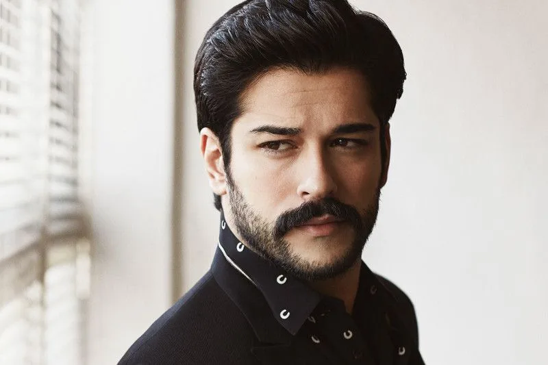 [Burak Özçivit] ¡ha convertido su éxito en dinero!