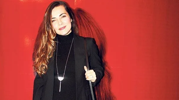 Burcu Kara quiere Kivanc Tatlıtuğ para el canal de Youtube