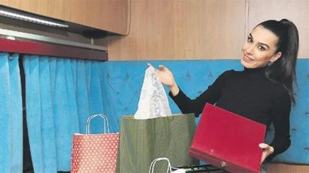 La actriz Burcu Kıratlı ha recibido regalos de sus seguidores