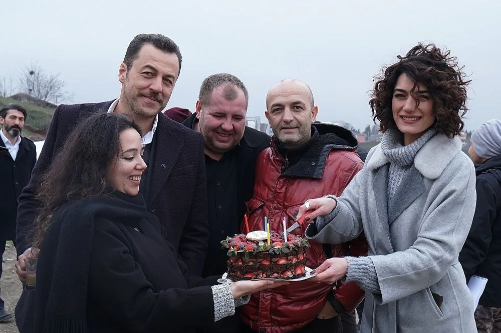 Actriz Hande Subaşı celebra cumpleaños en set