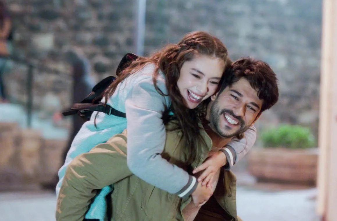 Neslihan Atagül Burak Özçivit participó en la serie de amor sin fin