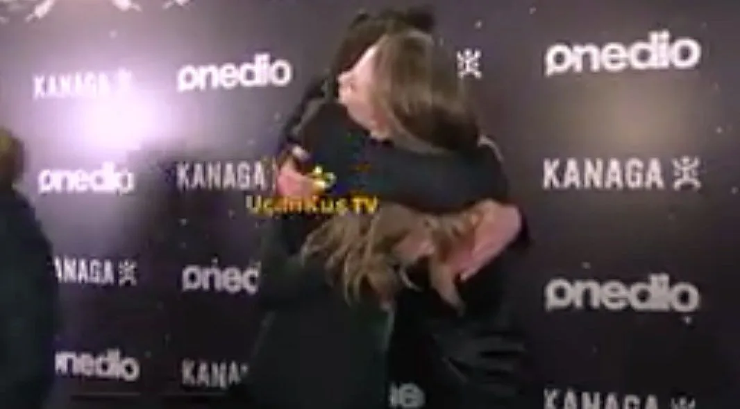 ¡Serenay Sarıkaya y Mehmet Günsür momento de abrazar!