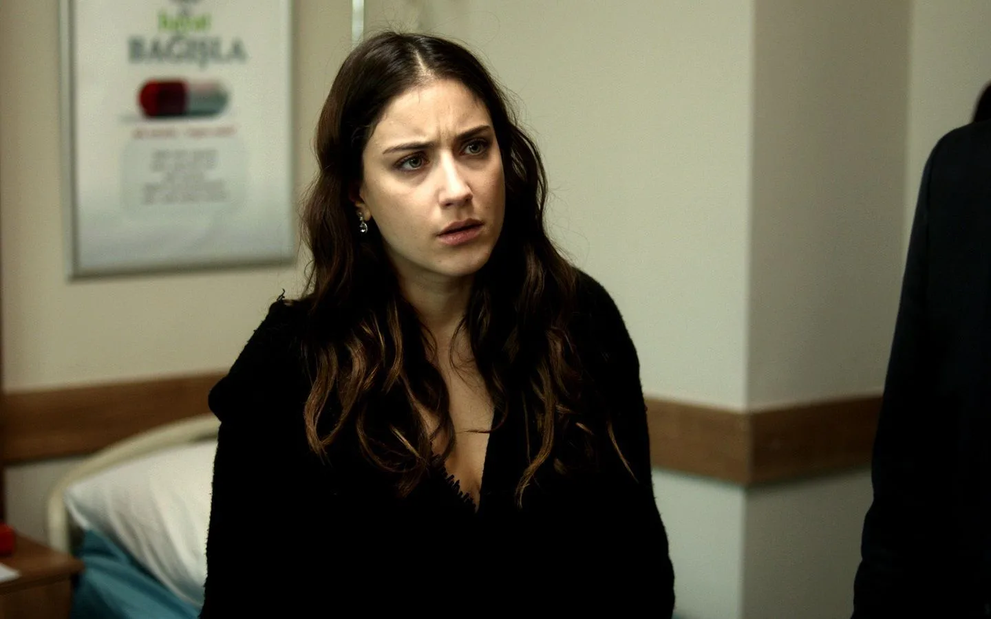 ¡El evento que le sucedió a Hazal Kaya en el set Nuestra historia!