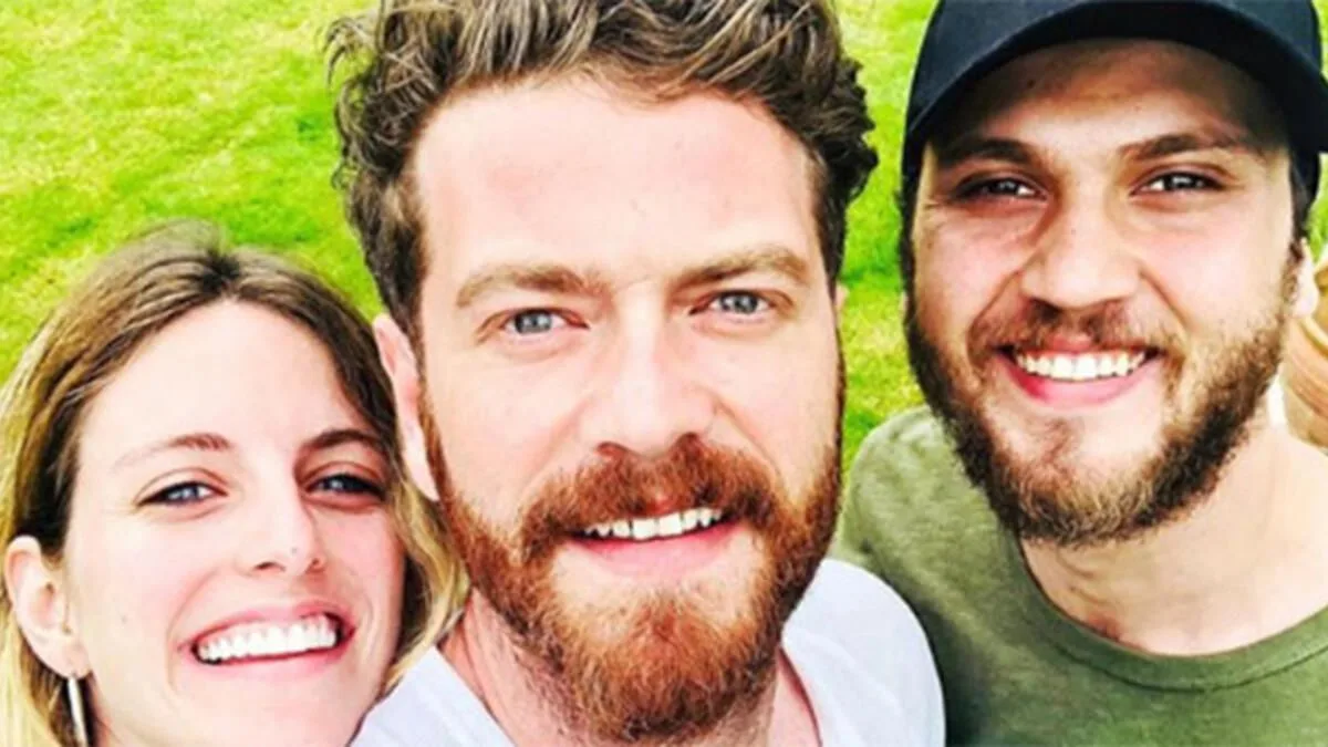 Aras Bulut İynemli compartió su adolescencia