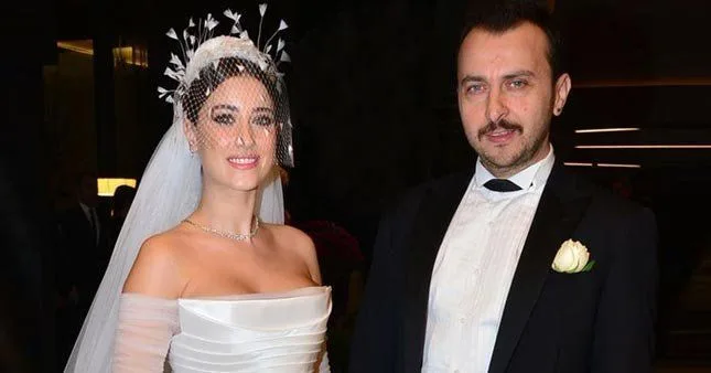 Celebración de Hazal Kaya a su esposo Ali Atay