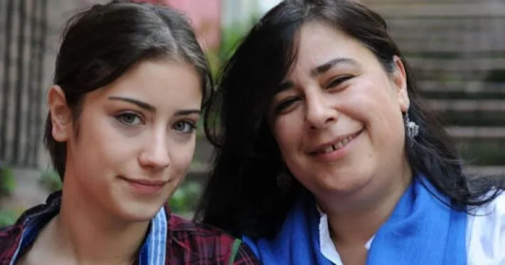 La madre de Hazal Kaya hace juguetes para niños