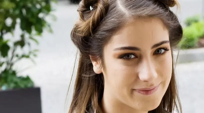 Hazal Kaya es muy famoso y natural.