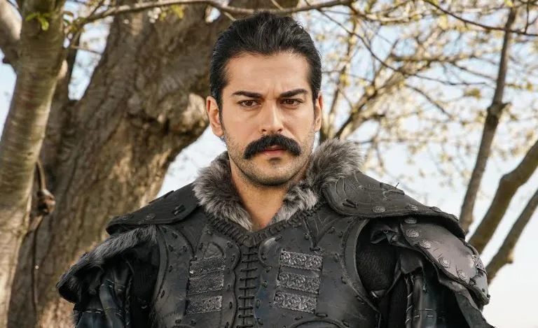 Burak Özçivit compartió su hijo Karan por primera vez