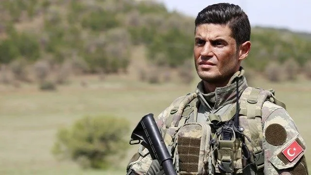 Berk Oktay hizo reparaciones en casa