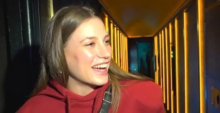 Serenay Sarıkaya publicó su foto de la infancia.