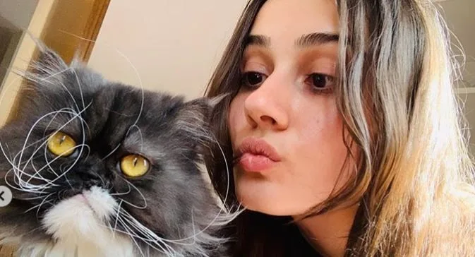 Sevda Erginci está muy feliz con su lindo gato