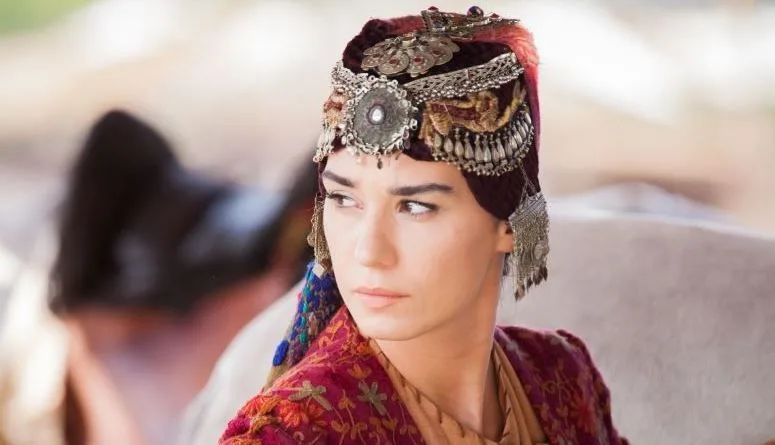 ¡Burcu Kıratlı vive las bendiciones de la serie Resurrection Ertuğrul!