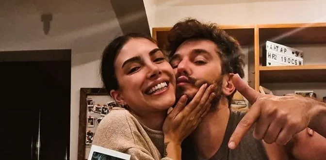 Celebración romántica de Deniz Baysal a su esposo