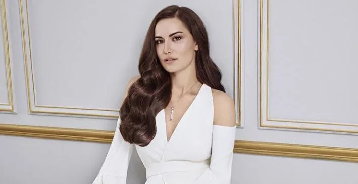 ¡Fahriye Evcen está experimentando una nueva emoción!