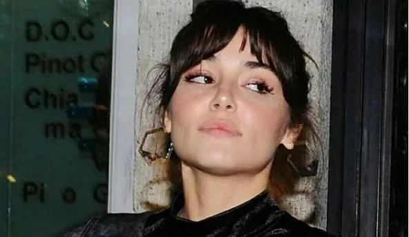Hande Erçel no tiene suerte para la serie, pero tiene suerte en los comerciales.