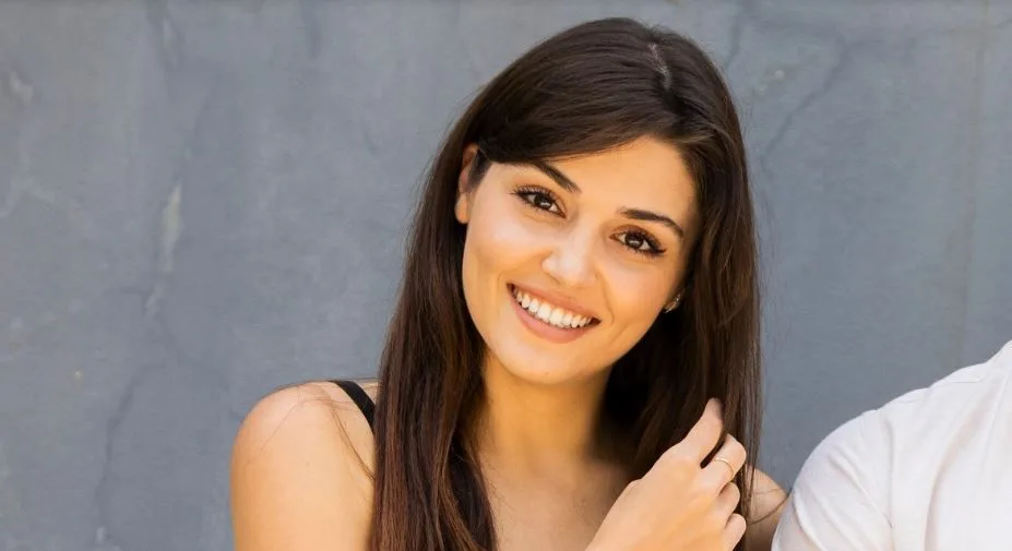 ¡Hande Erçel sorprenderá a todos en la serie Sen Çal Kapımı!