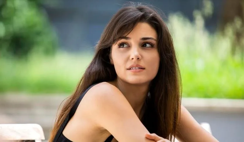 ¡Hande Erçel siente la emoción de su nueva serie en sus ojales!