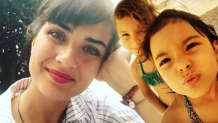 Una parte notable con sus hijas de Tuba Büyüküstün