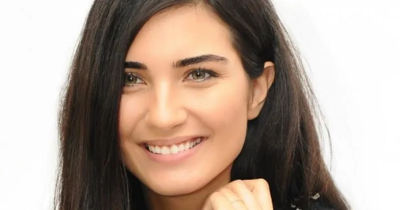 Momentos divertidos de Tuba Büyüküstün y sus hijas