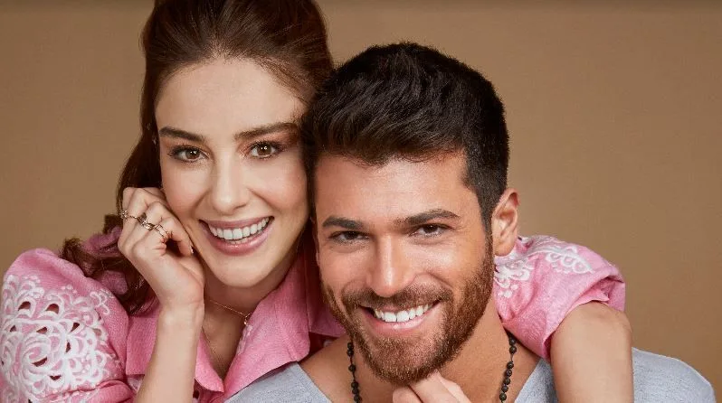 Can Yaman y Özge Gürel están muy emocionados en la serie Mr.Wrong