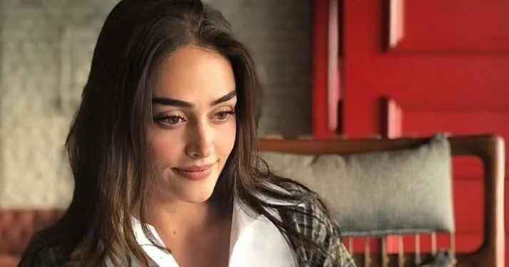 ¡Esra Bilgiç es humilde y glamorosa!