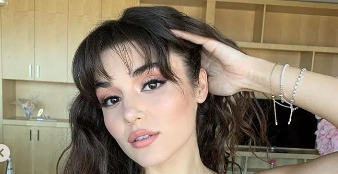 Hande Erçel ganó admiración con su cuerpo en forma