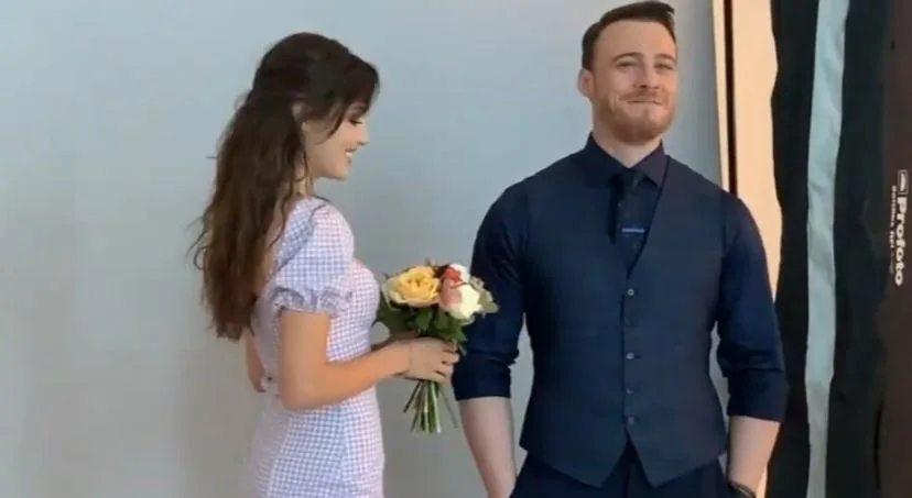 Felicita a su compañero Kerem Bürsin de Hande Erçel