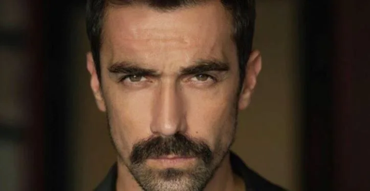 ¡Ibrahim Çelikkol se ha alejado de su imagen en la serie!
