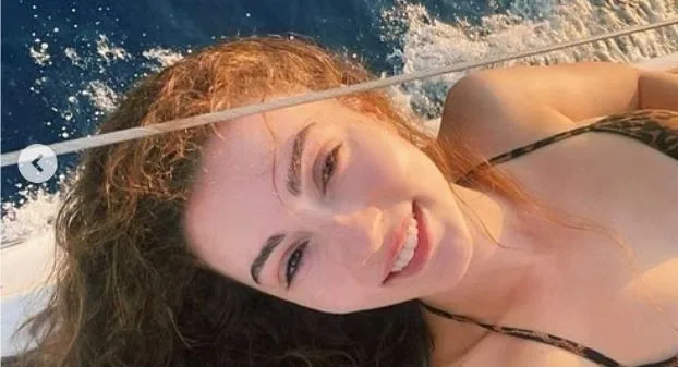 Burcu Özberk fue admirada por su pose de bikini