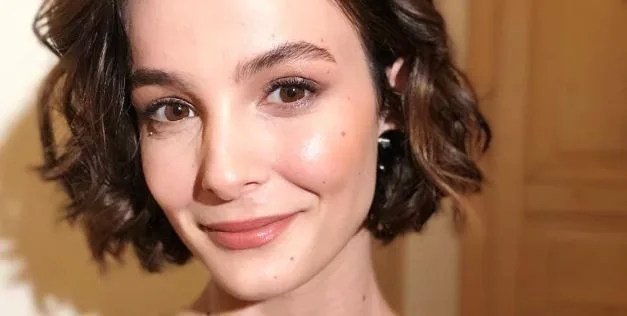 ¡Büşra Develi finalmente regresa a la pantalla con una nueva serie!