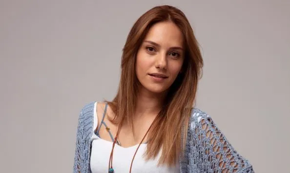¡La serie Romance Next Door le llegó muy bien a Nilay Deniz!