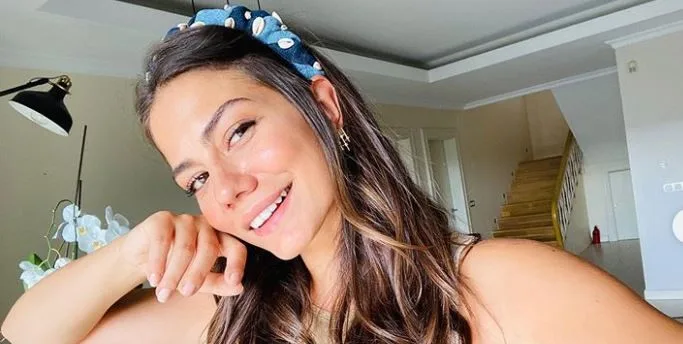 Demet Özdemir alcanzó los 10 millones de seguidores