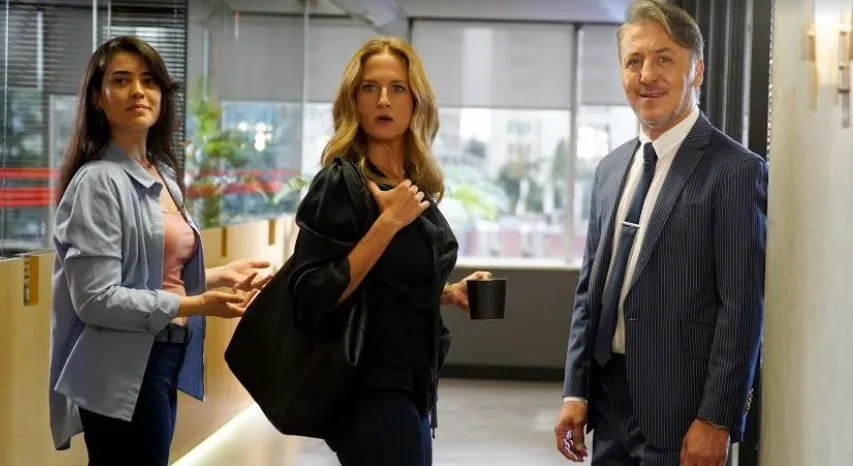 ¡El estilo de Fatih Artman llama la atención en la serie Call My Agent!