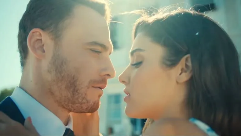 La armonía de Kerem Bürsin y Hande Erçel es perfecta.