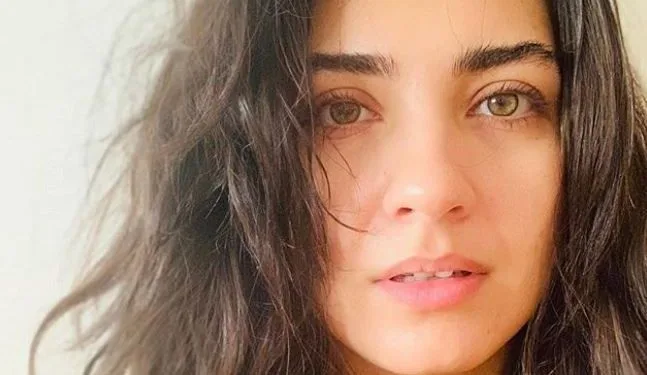 ¡Tuba Büyüküstün abrirá nuevos caminos en su nueva serie!