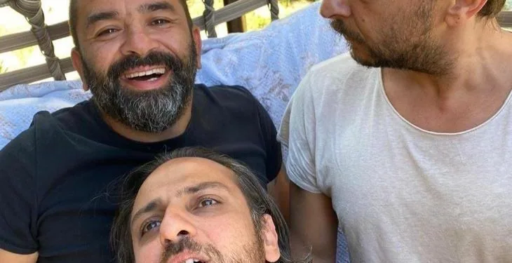 ¡Mesa de orgullo con los hijos de Ali Atay, Erkan Kolçak Köstendil y Bülent Şakrak!