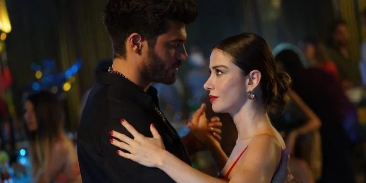 ¡Can Yaman y Özge Gürel son maravillas! ¡La escena inolvidable de Mr.Wrong!