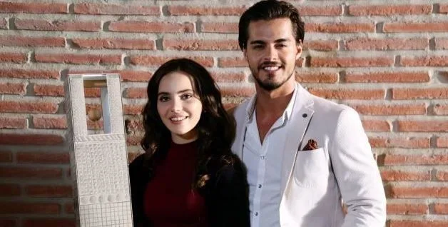 La serie de televisión Cennnet de Berk Atan y Almila Ada en México