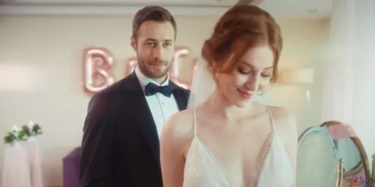 ¡Elçin Sangu y Ozan Dolunay se convirtieron en una pareja de súper series!