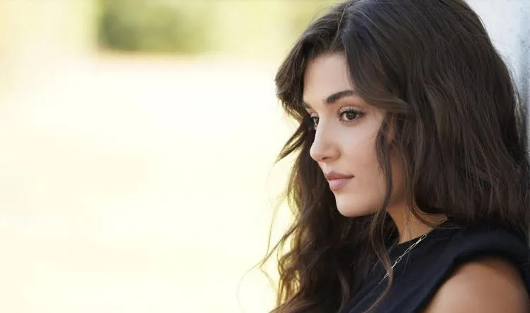 ¡La pose que le dio a Hande Erçel 1 millón de me gusta en 1 hora!
