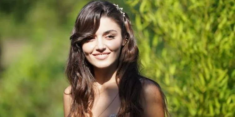 Si Hande Erçel le da la mano, ¡las redes sociales le hablan!