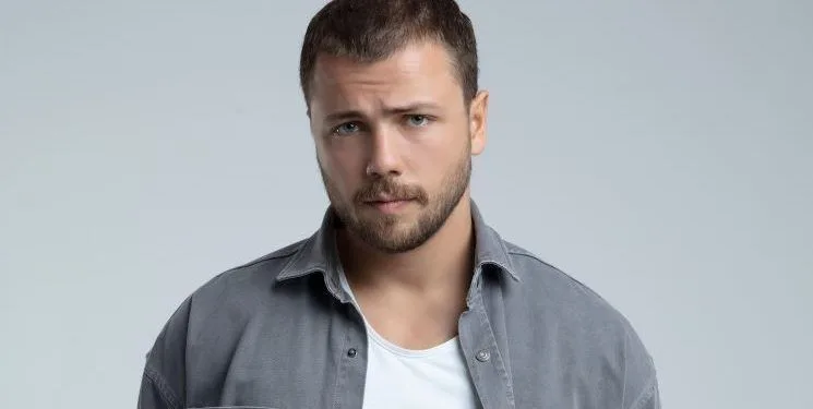 Tolga Sarıtaş también es un héroe popular en la serie de televisión Arıza.