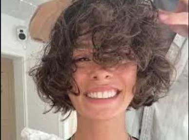 Özge Özpirinçci recordó su antiguo peinado en Instagram