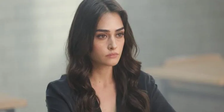 Esra Bilgiç llamó la atención con sus publicaciones del set de Ramo