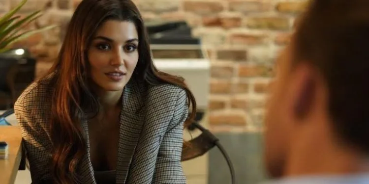Mira el estilo de vestimenta de Hande Erçel
