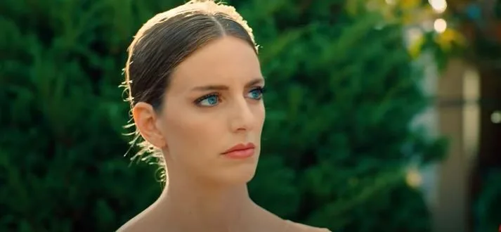 ¡Los ojos azules de Bige Önal están en Hande Erçel!